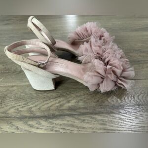 Avec Les Filles size 7M pink Myra ruffle heels